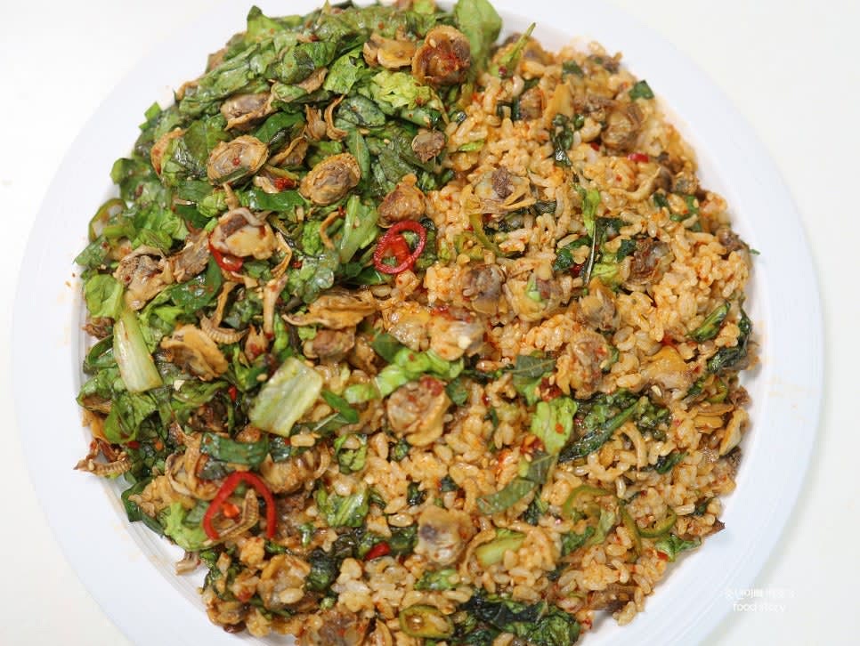 무침과 비빔밥을 접시에 함께 담아 완성합니다.