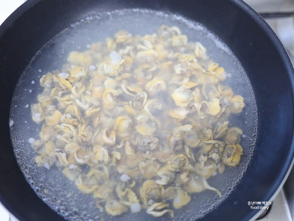 자숙 꼬막을 끓는 물에 살짝 데쳐 물기를 제거합니다.