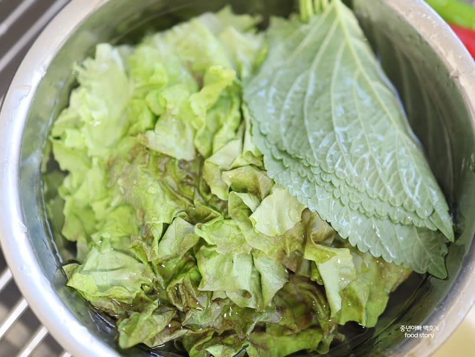 상추와 깻잎을 깨끗이 씻은 뒤 찬물에 5분간 담갔다가 야채 탈수기를 사용해 물기를 제거합니다.