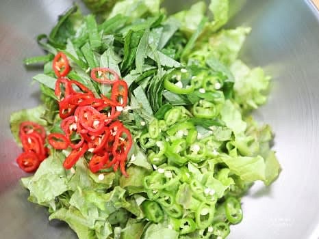 상추와 깻잎은 2cm 길이로 채썰고, 청양고추와 홍고추는 송송 썰어 준비합니다.