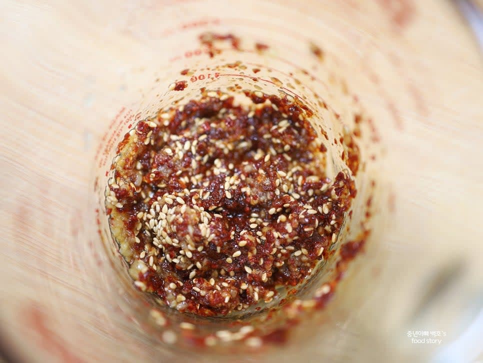 고춧가루, 다진 마늘, 양조간장, 들기름, 알룰로스, 까나리액젓, 통깨를 섞어 양념장을 만듭니다.