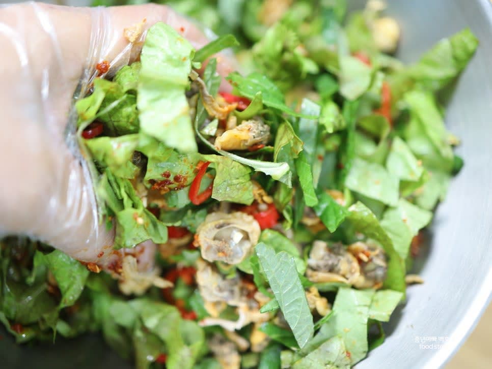 그릇에 손질한 상추, 깻잎, 고추, 그리고 꼬막살을 넣고 양념장의 반만 넣어 손으로 살살 무칩니다.