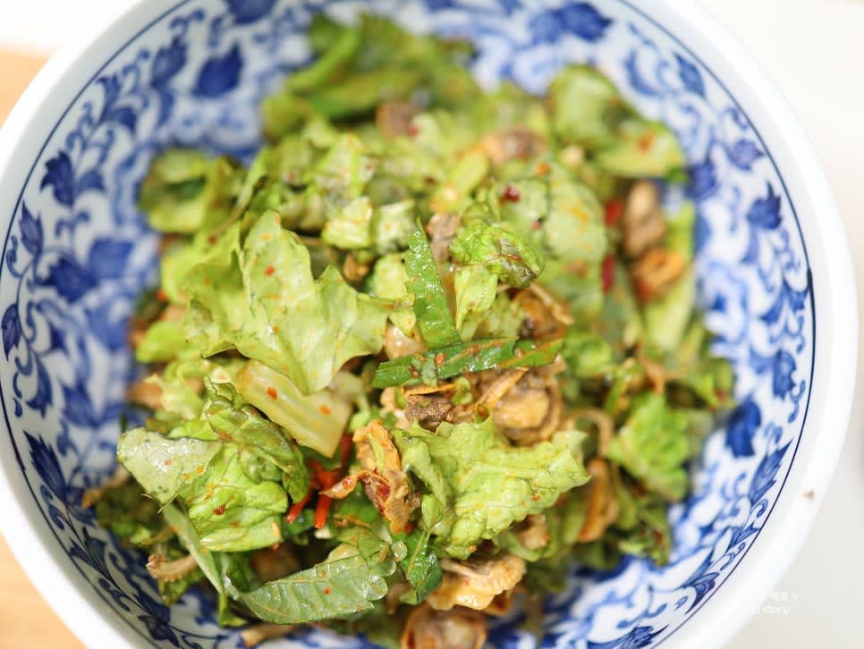 무침의 1/3을 접시에 덜어놓습니다.