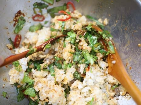 나머지 무침에 밥 2공기와 들기름을 추가한 뒤 남은 양념장을 넣고 골고루 비빕니다.