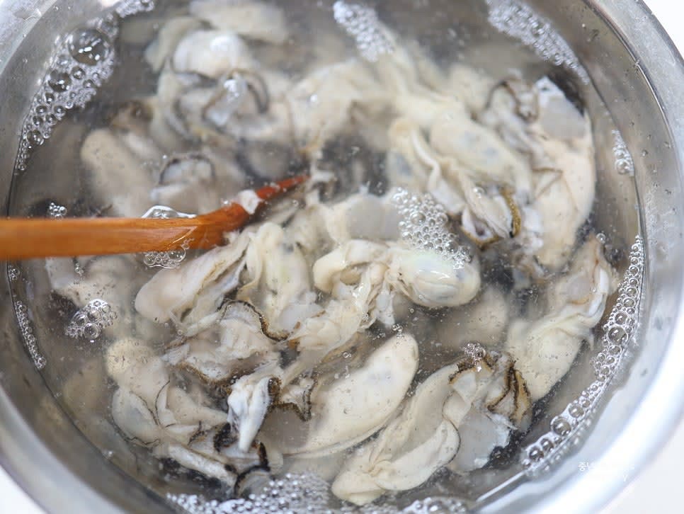 생수 750ml에 소금 1스푼을 넣고 녹인 후 굴을 넣어 수저로 살살 저어가며 세척합니다.