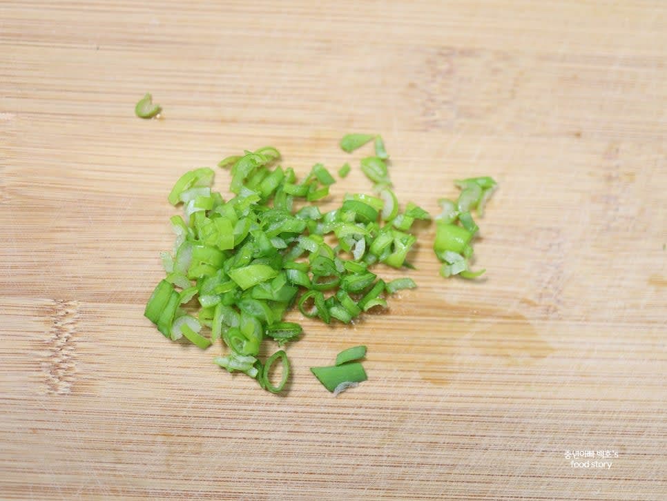 대파를 한 스푼 분량으로 송송 썰고, 홍고추 1/2개도 송송 썰어 준비합니다.