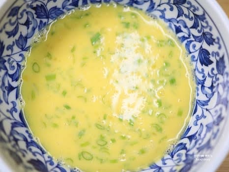 달걀 3개를 잘 풀어준 뒤 다져놓은 대파를 넣고 골고루 섞습니다.