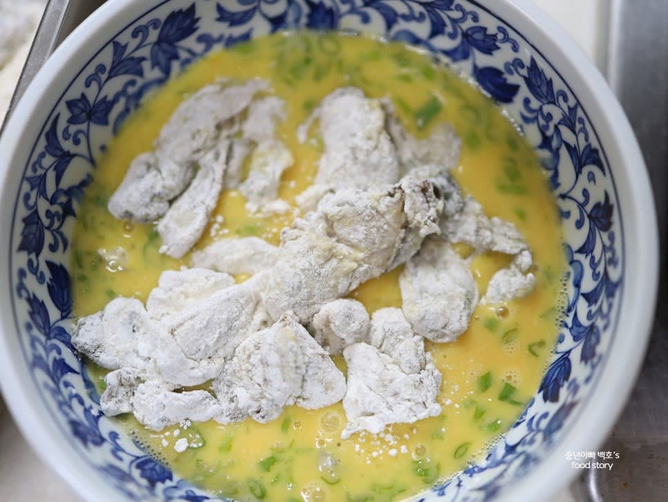 굴에 부침가루를 골고루 묻힌 후 계란물을 입힙니다.