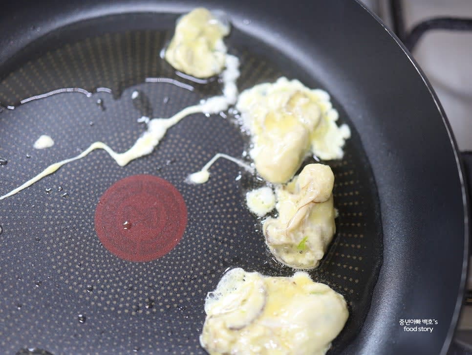 팬을 중불로 예열한 뒤 식용유를 적당량 두르고 굴을 올려 천천히 익힙니다.