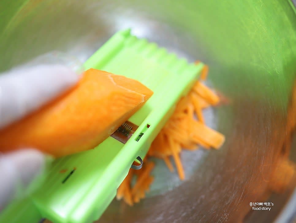 채칼을 이용해서 당근 500g을 채썰어 줍니다.
