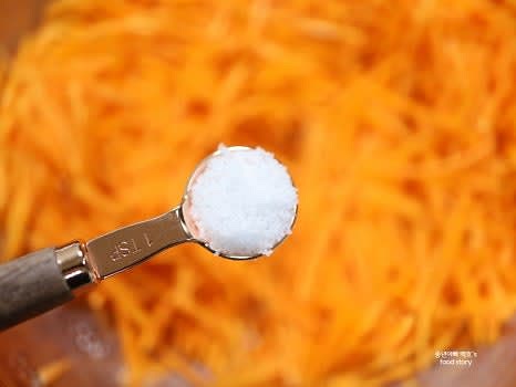 소금 1-1.5 티스푼으로 10분간 절여줍니다. 소금이 잘 섞이도록 조물조물 버무려주세요.