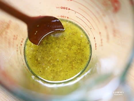 레몬즙 5스푼 (식초 1/2~2/3 대체 가능), 올리브 오일 5스푼, 홀그레인 머스터드 소스 1.5스푼, 후추 톡톡 섞어 소스를 완성해주세요.