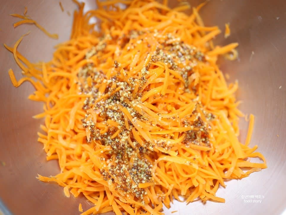 소스를 반만 넣고 조물조물 무쳐줍니다. 간을 보며 남은 소스를 추가로 넣어주세요.