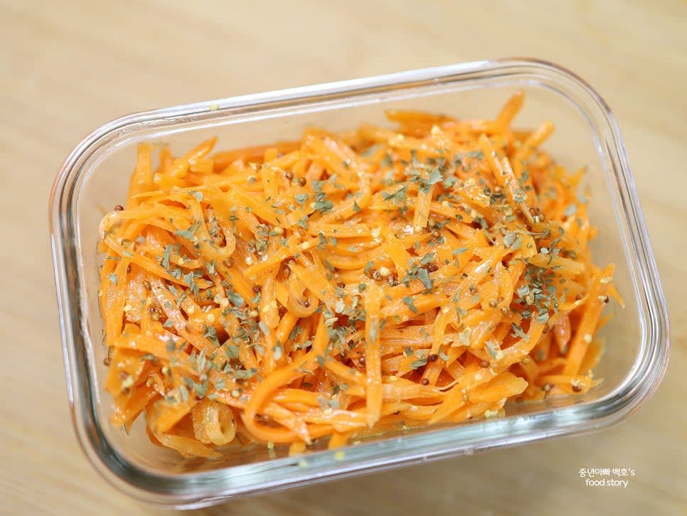 그릇에 덜고 파슬리 가루를 뿌려 마무리합니다.