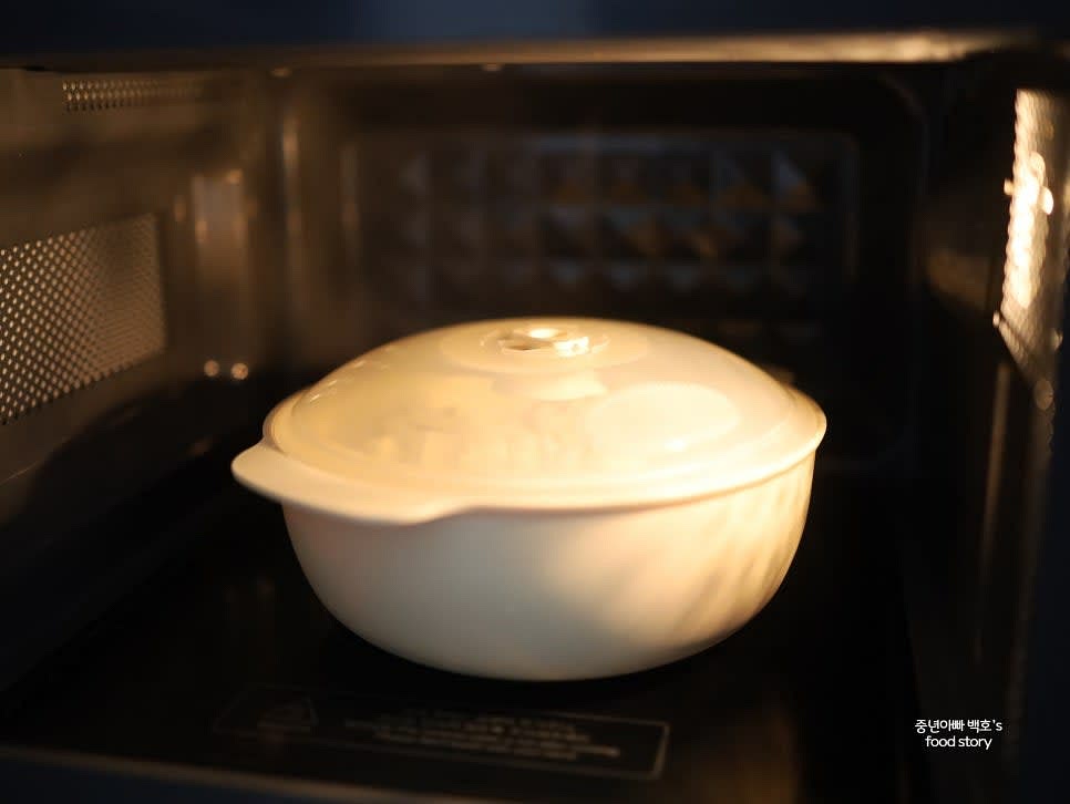 전자레인지 용기에 감자를 담고 생수 반 컵을 넣은 뒤, 전자레인지에서 700W 기준 8분간 익혀줍니다.