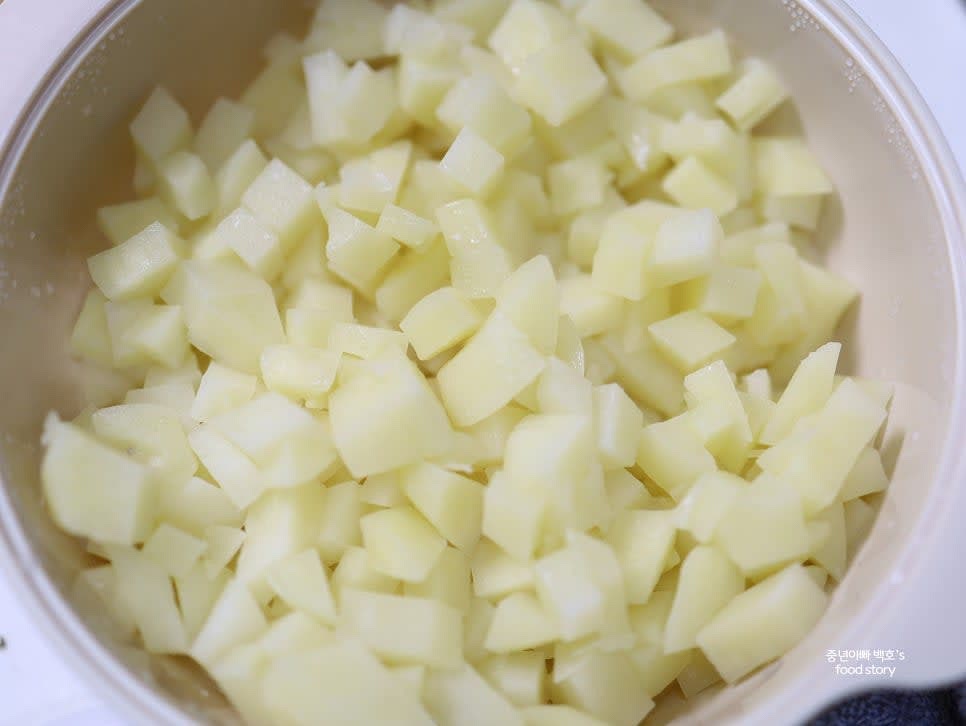 감자를 작게 큐브 형태로 썰어주세요. 작게 썰수록 빨리 익힙니다.