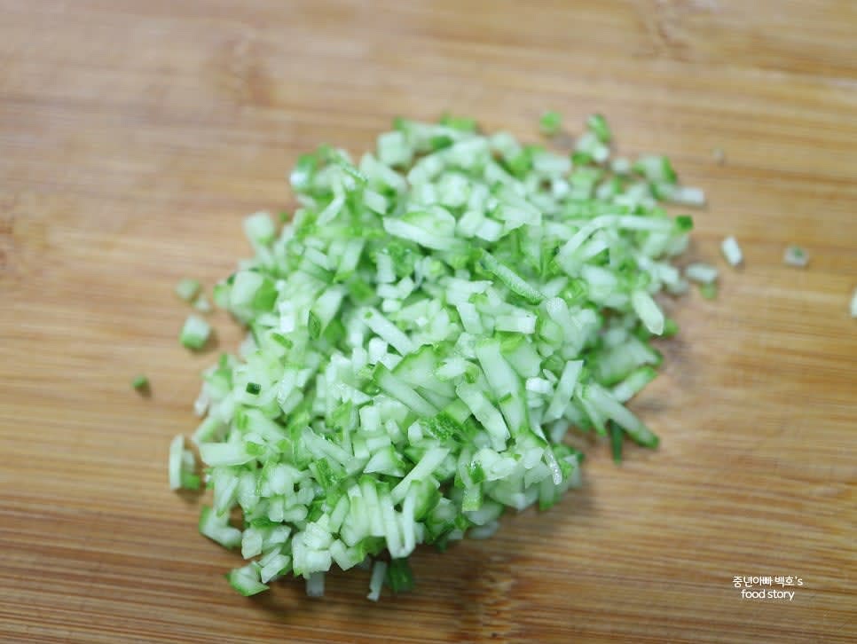 오이는 1/3개를 얇게 썰어 3스푼 분량으로 준비하고, 소금을 약간 뿌려 5분간 절인 뒤 물기를 제거합니다.
