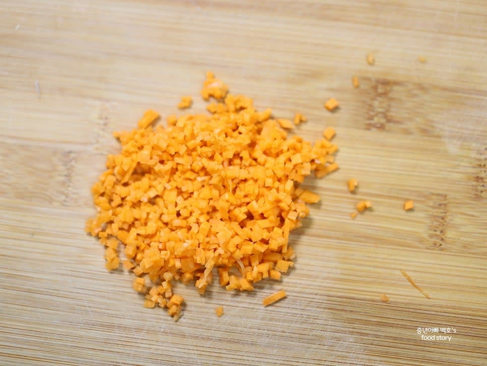 당근은 2스푼 분량으로 잘게 썰어 준비합니다.