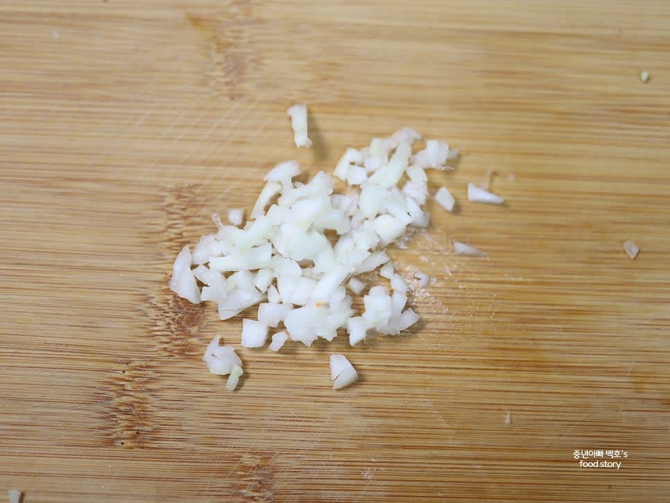 양파는 1스푼 분량으로 잘게 썰어 준비합니다.