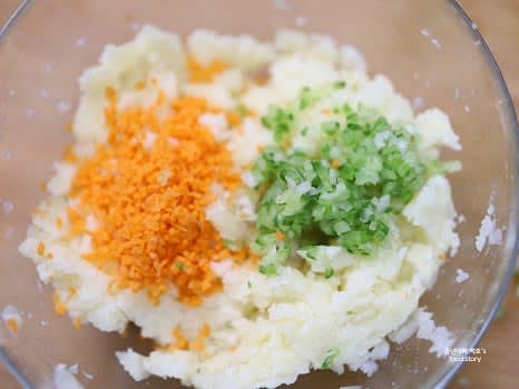 절인 오이와 당근, 양파를 으깬 감자에 넣고 잘 섞어줍니다.