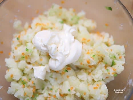 마요네즈 2~3스푼을 넣고 버무려 주세요. 간이 부족하면 소금을 약간 추가해줍니다.