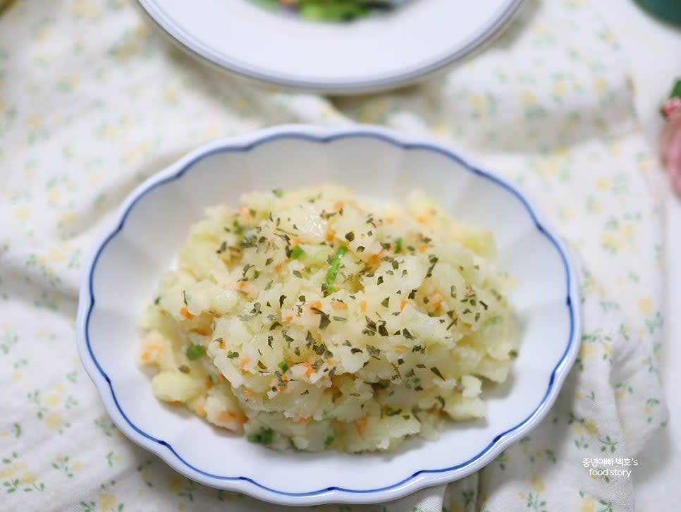 파슬리를 약간 뿌려 마무리합니다.