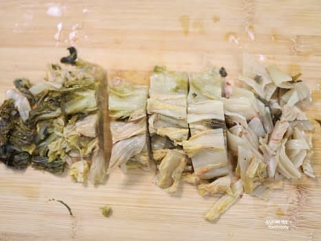 묵은지를 흐르는 물에 깨끗이 씻은 후 물기를 꼭 짜 주세요. 먹기 좋은 크기로 썰어줍니다.