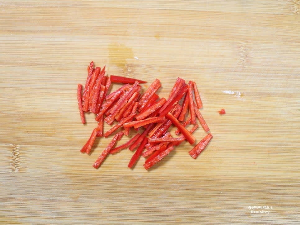 홍고추는 씨를 제거하고 1~2cm 길이로 채 썰어 준비합니다.