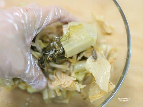 다진 마늘 1스푼과 알룰로스 1스푼, 맛술 1스푼, 연두 1스푼을 넣고 양념이 고루 배일 수 있도록 골고루 섞어줍니다.