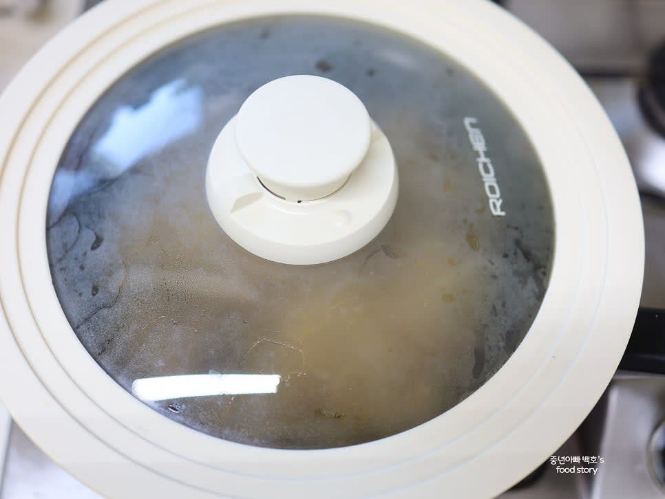 쌀뜨물 1/2컵, 맛술 1스푼, 연두 1~2스푼을 넣고 뚜껑을 덮은 뒤 중약불에서 5분간 졸여줍니다.