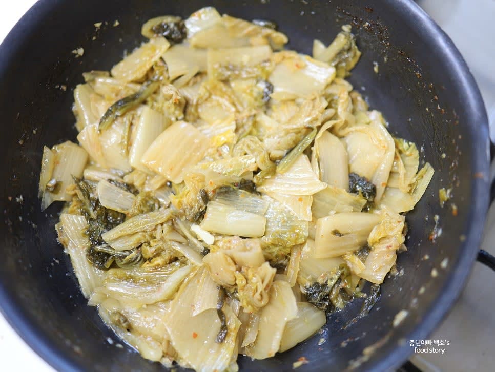 졸여진 묵은지에 남은 들기름 1스푼과 통깨 1스푼을 넣어 마무리합니다.