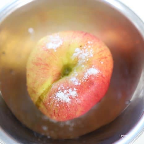 사과는 베이킹소다로 문질러 씻은 후 소다 탄 물에 담가두세요.