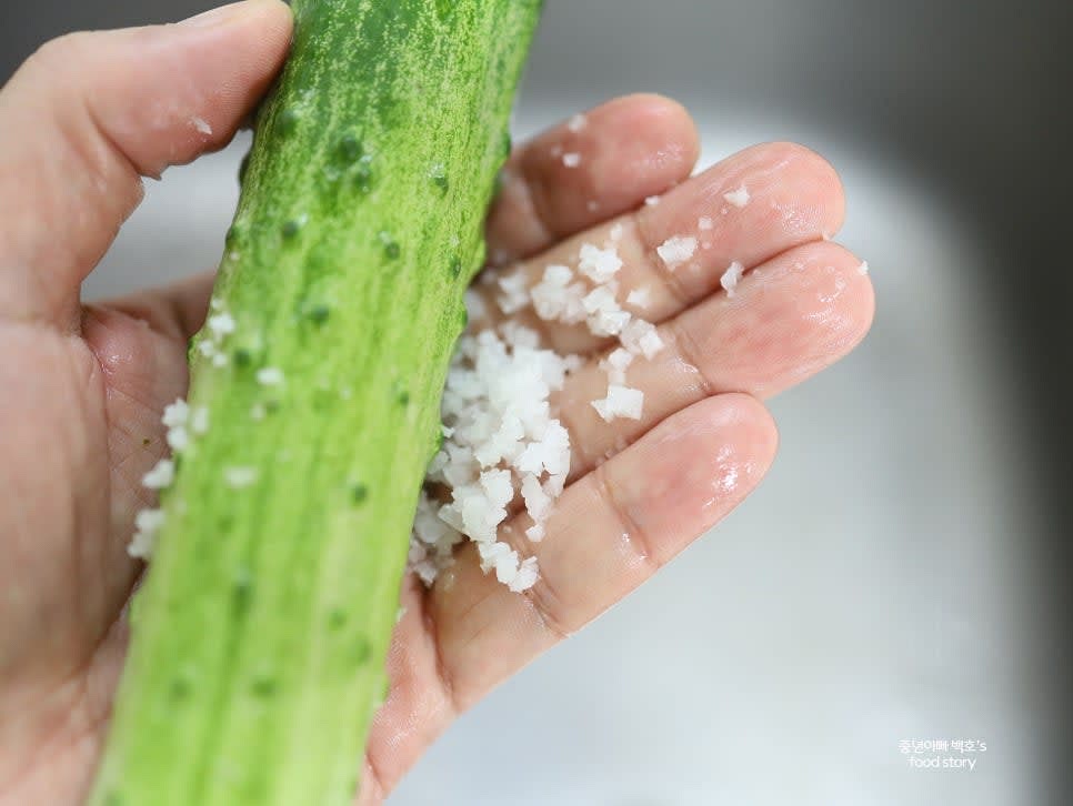 오이를 껍질째 흐르는 물에 헹군 후 굵은 소금으로 문질러 세척하세요.
