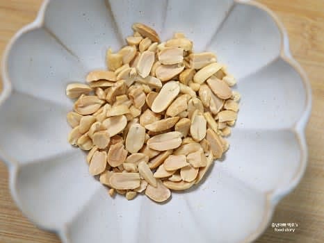 땅콩은 반 컵 정도 준비하여 절구에 가볍게 찧거나 반으로 자릅니다.