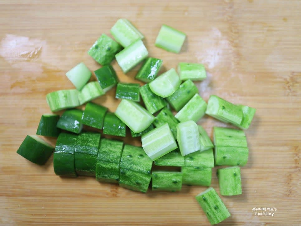 오이를 4등분한 후 비슷한 크기로 썰어주세요.
