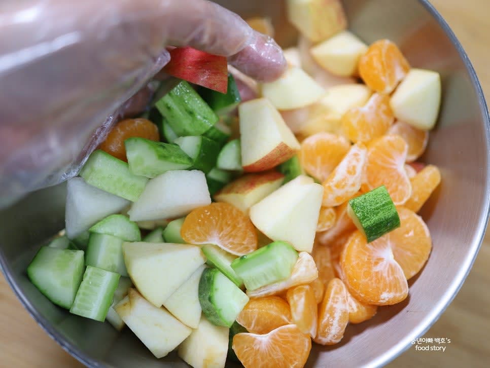 손으로 초벌로 골고루 섞어 줍니다.