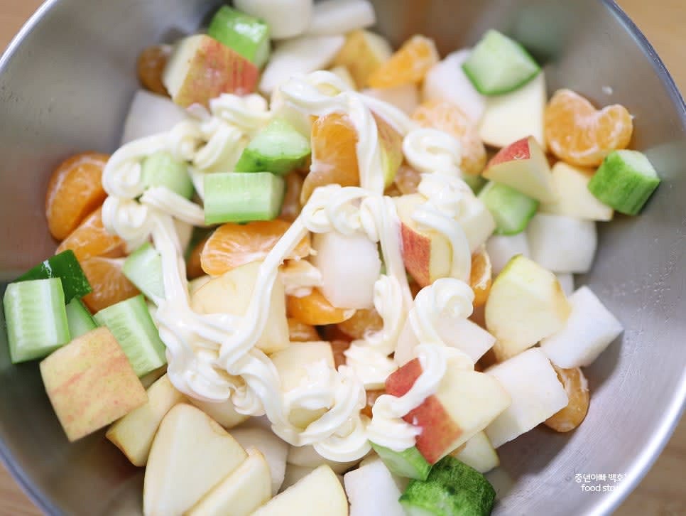 마요네즈 샐러드로 만들기 위해 두 바퀴 정도 돌려주어요. 버무려 주면서 부족하면 더 넣어줍니다.