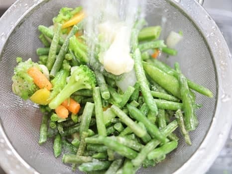 냉동 야채는 흐르는 물에 씻어 체에 받쳐 물기를 뺀 후 큰 믹싱 볼에 준비합니다.