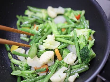 팬에 올리브오일 2스푼을 두르고 물기 뺀 야채를 넣어 볶아줍니다. 소금과 후추를 살짝 뿌려 익을 때까지 볶습니다.