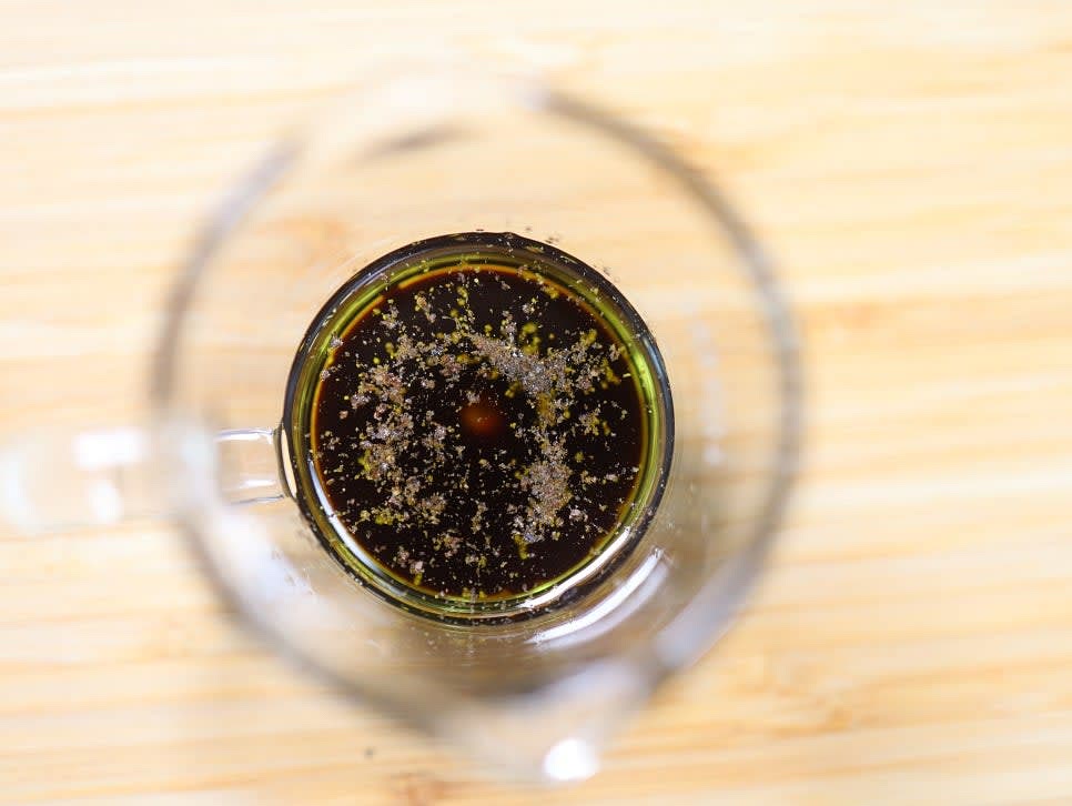 소스를 만들기 위해 올리브오일 2스푼, 발사믹 식초 1스푼, 후추 약간을 섞어줍니다.