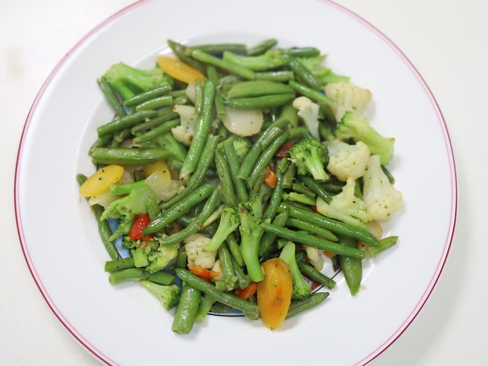 준비된 야채를 큰 그릇에 엷게 펴줍니다.