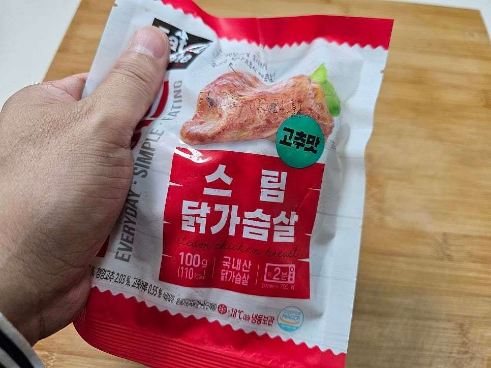 냉동 닭가슴살을 전자레인지에 2분간 돌려 해동해주세요.