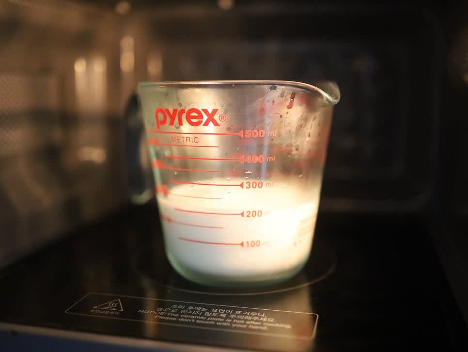 우유 200ml를 전자레인지에서 700W 기준으로 2분간 데워줍니다. 끓지 않도록 30초씩 나누어 4번 돌려줍니다.