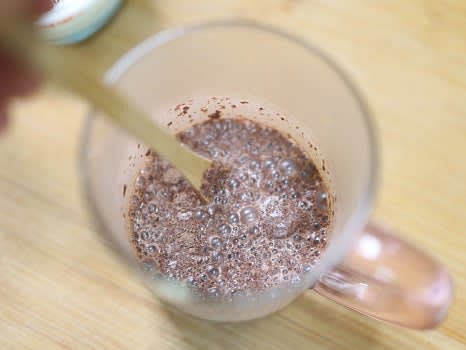 따뜻하게 데운 우유 100ml를 코코아 파우더에 부어 잘 섞어줍니다.