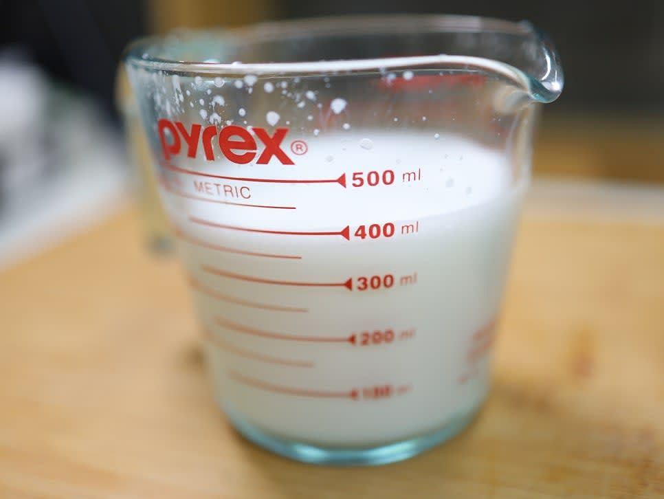 남은 100ml는 거품기로 거품을 내서 추가로 부어줍니다.