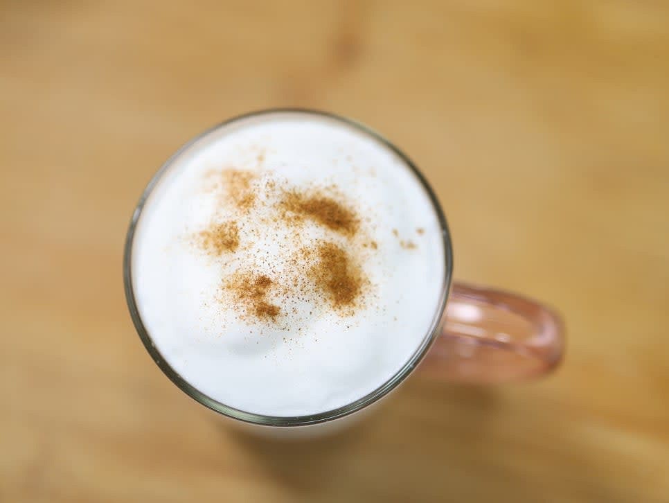 잘 섞인 초코라떼 위에 시나몬 가루를 약간 뿌려줍니다.