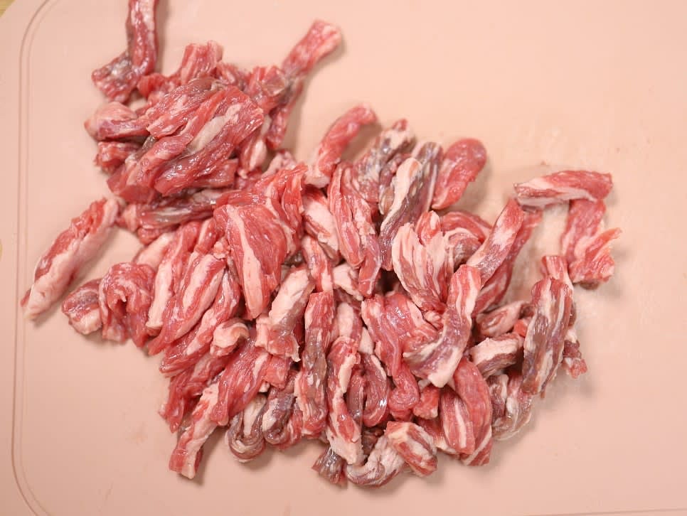 양지 부위 고기를 준비하여 키친타월로 핏물을 제거합니다. 2cm 길이로 자릅니다.