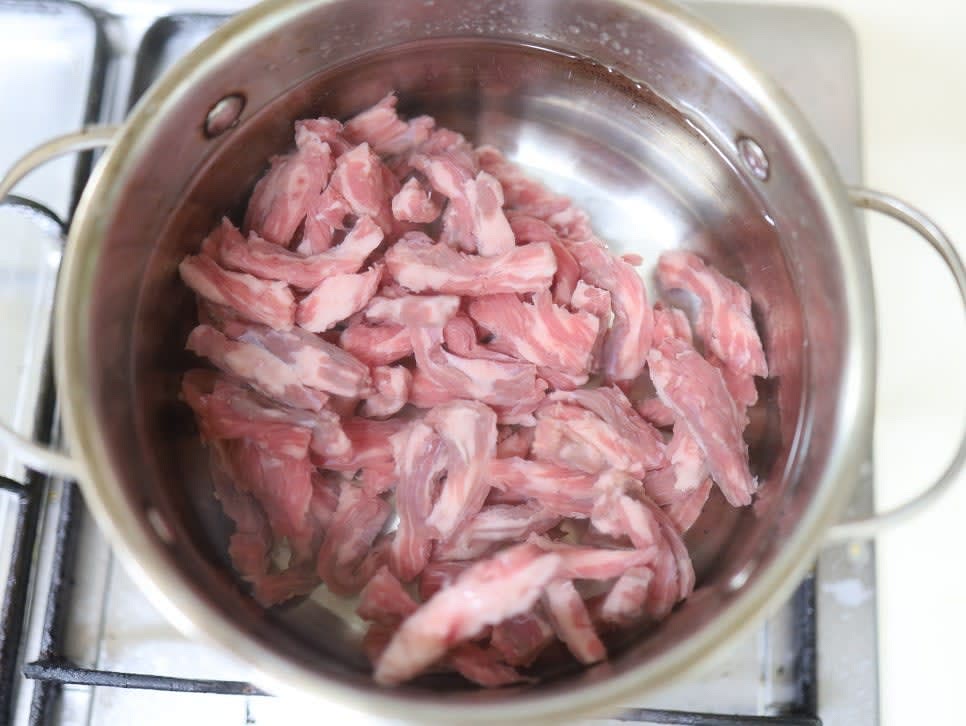 냄비에 찬물 1500ml를 넣고 강불에서 끓인 뒤, 중약불로 낮추고 30분간 더 끓여줍니다.