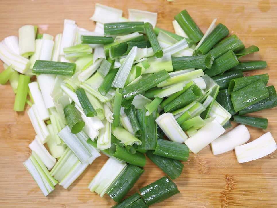 대파는 7대를 2-3cm 길이로 자르고, 무도 먹기 좋은 크기로 나박썰기합니다.