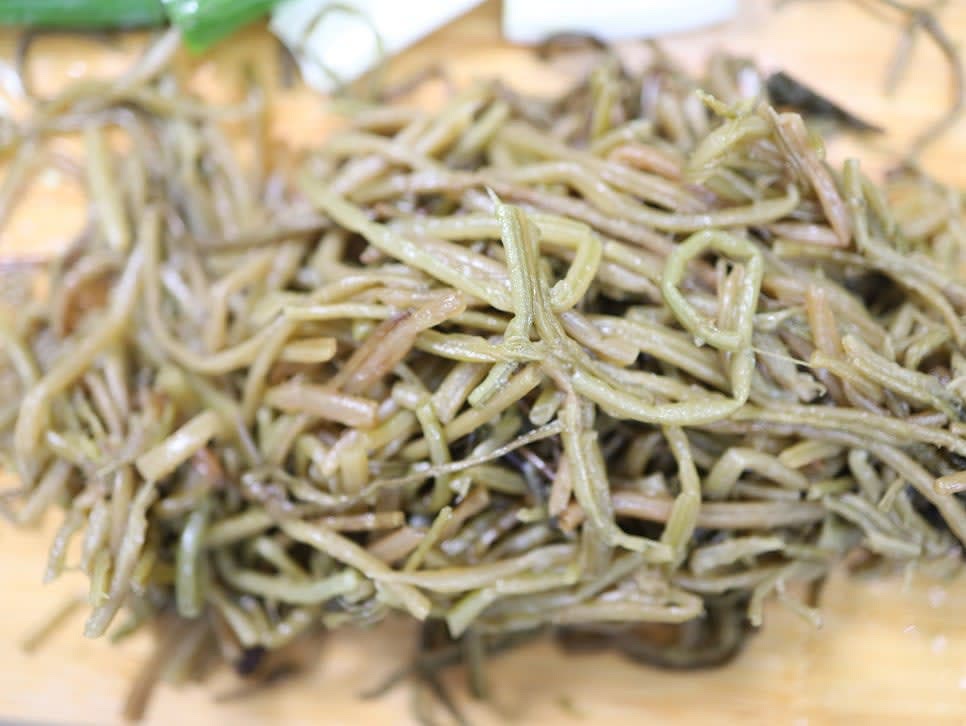 고구마 줄기는 깨끗이 씻어 3컵 준비합니다.